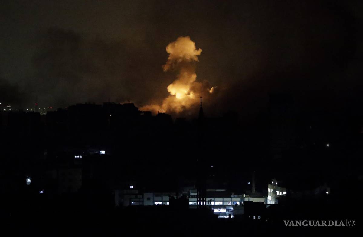 $!Militantes de la milicia Ezz Al-Din Al Qassam, el ala militar del movimiento Hamás, lanzaron cohetes desde la costa de la Franja de Gaza hacia Israel.