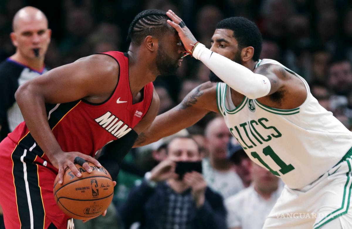 $!Kyrie Irving le arruina la última visita de Dwayne Wade al TD Garden