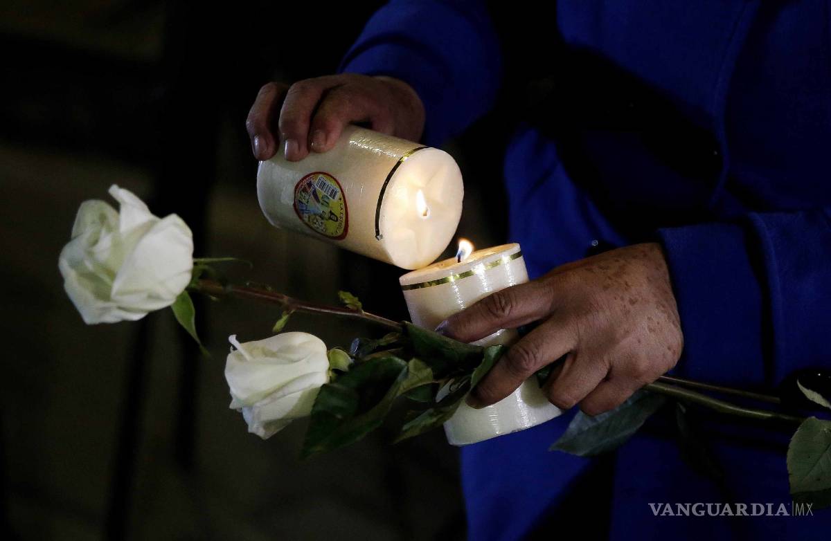 $!Homenajean con velas y rosas a las víctimas de atentado en Bogotá