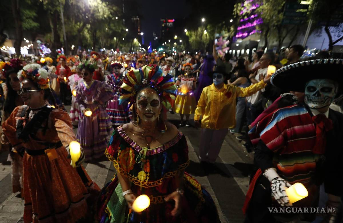 $!Decenas de personas participan en un desfile de catrinas en Ciudad de México (México).