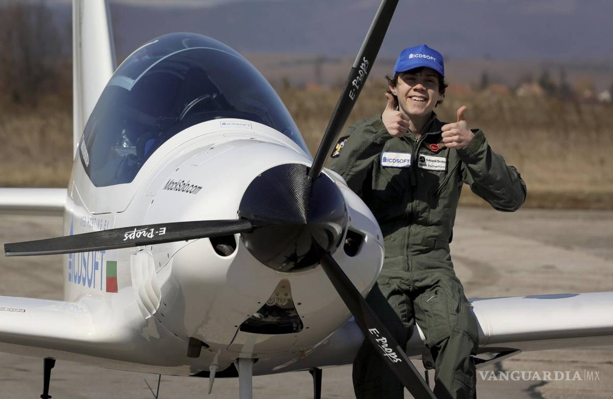 $!Mack Rutherford, de 16 años, posa con su avioneta antes de partir para intentar volar solo por todo el mundo en el aeropuerto de Sofia-West, en Sofía.