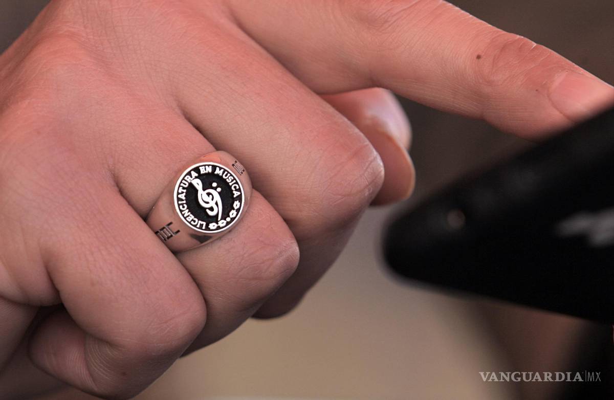 $!Fotografía que muestra el anillo del músico mexicano con nacionalidad ucraniana Javier Donlucas en Ciudad Juárez, Chihuahua.EFE/Luis Torres