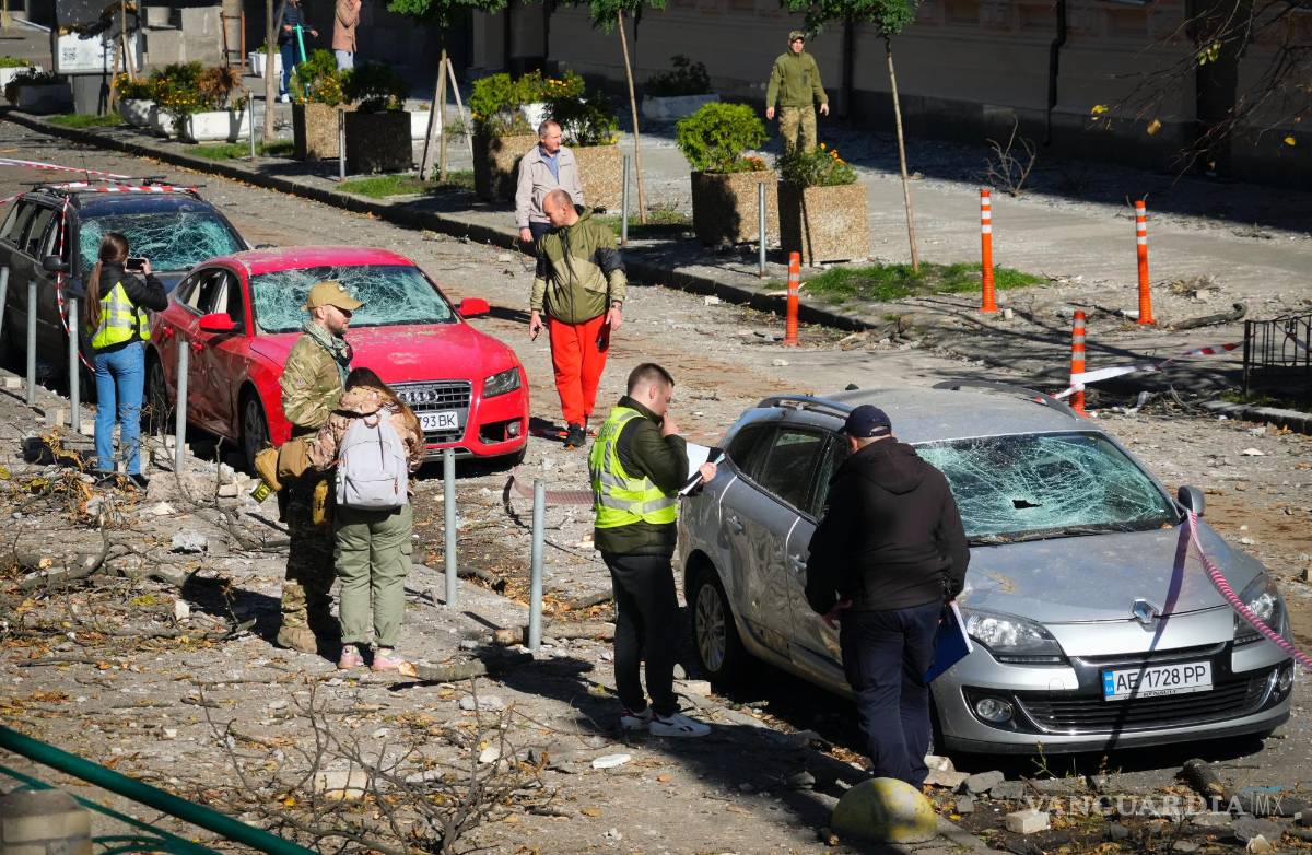 $!La policía inspecciona la escena del bombardeo ruso en Kiev, Ucrania.
