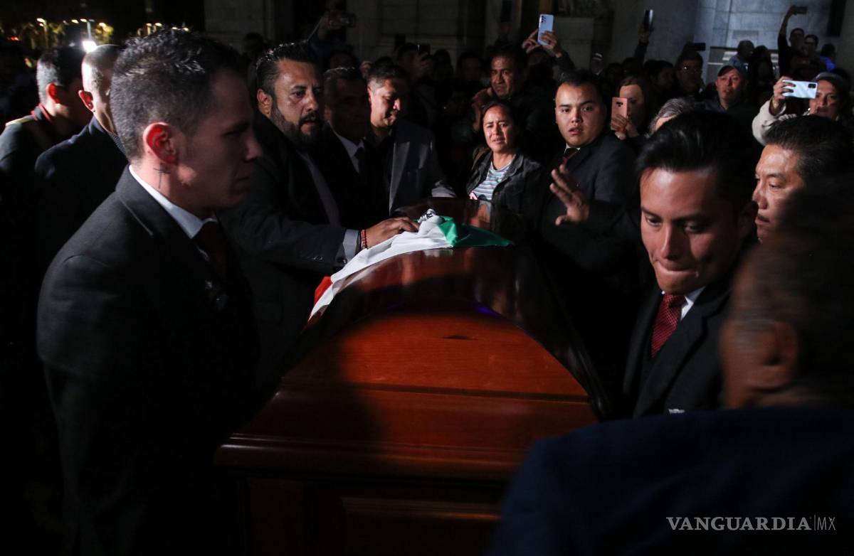 $!Después del homenaje en Bellas Artes, los restos de don Ignacio López Tarso fueron trasladados al teatro Jorge Negrete.