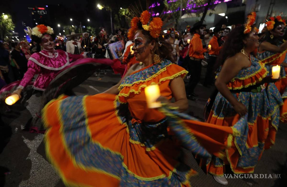 $!Decenas de personas participan en un desfile de catrinas, hoy, en Ciudad de México (México).
