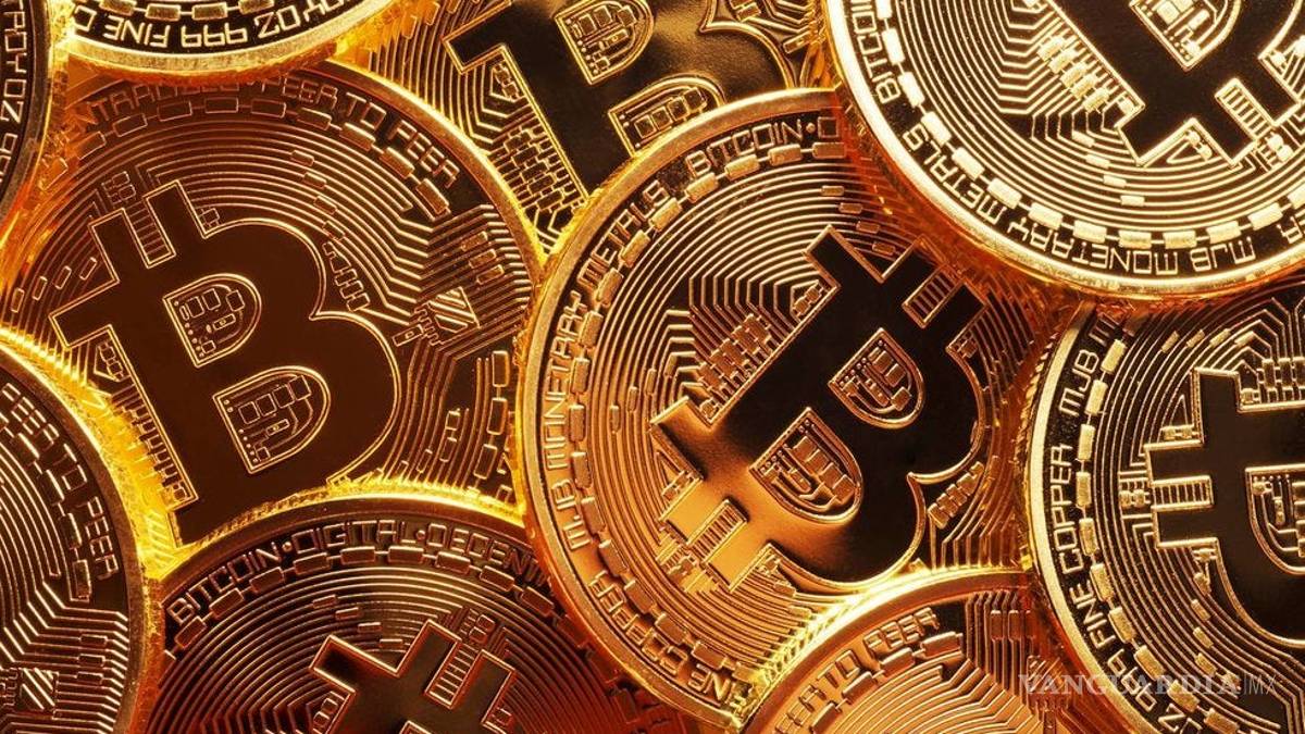 Advierten sobre riesgos para inversionistas tras desplome del Bitcoin