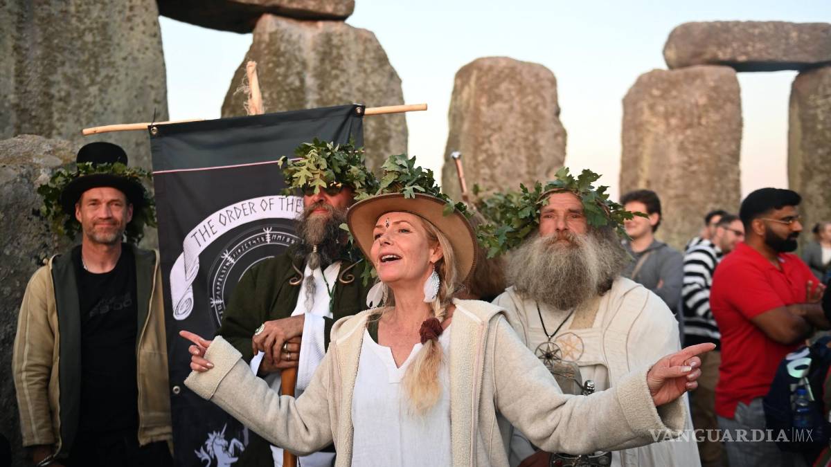 Así celebran miles de personas el Solsticio de Verano en Stonehenge (fotos)