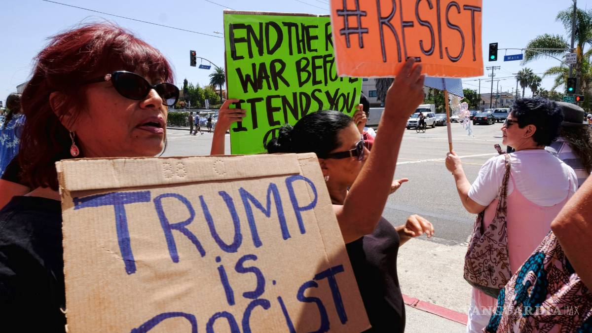 El 56 % de los estadounidenses rechaza respuesta de Trump a Charlottesville