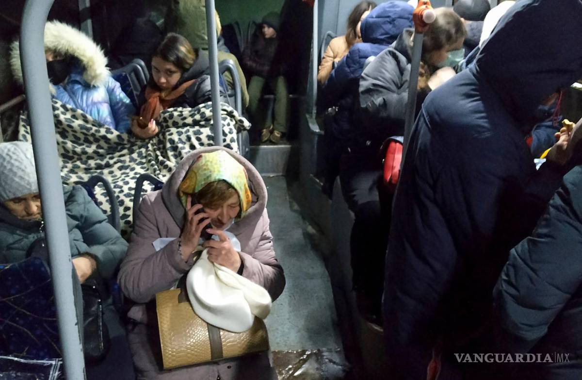 $!Miles de ucranianos han abandonado sus ciudades rumbo a los países cercanos