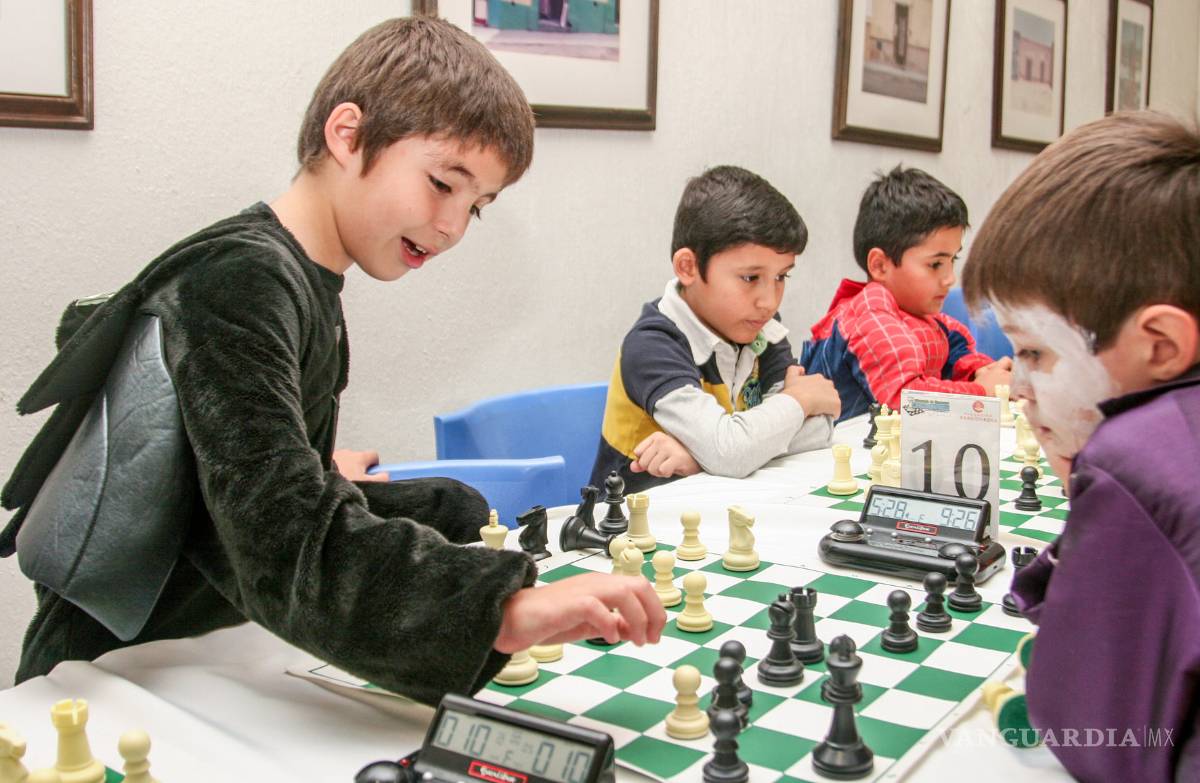$!Fiesta de estrategia y disfraces de Construajedrez