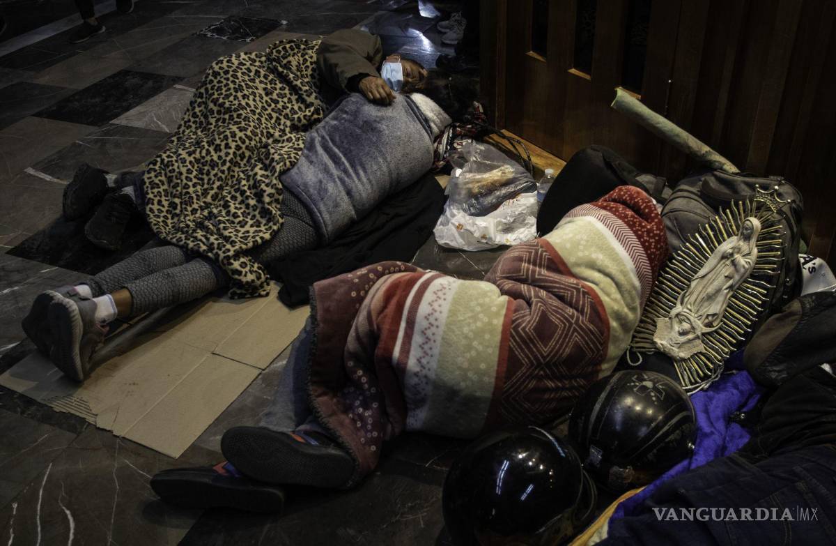 $!Miles de feligreses acudieron a la Basílica de Guadalupe para celebrar a la Virgen María en su día.