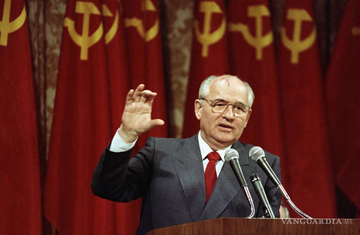 $!El presidente soviético Mijaíl Gorbachov se dirige a un grupo de 150 ejecutivos empresariales, el lunes 5 de junio de 1990, en San Francisco.