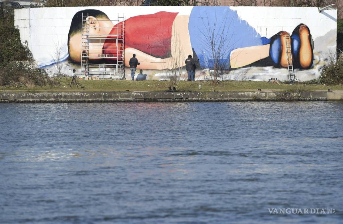 $!Un graffiti de Aylan lleva el éxodo de los refugidos al BCE