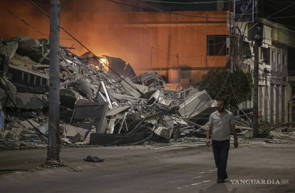 $!Un palestino pasa junto a las secuelas de un ataque aéreo israelí en la ciudad de Gaza, el 9 de octubre de 2023.