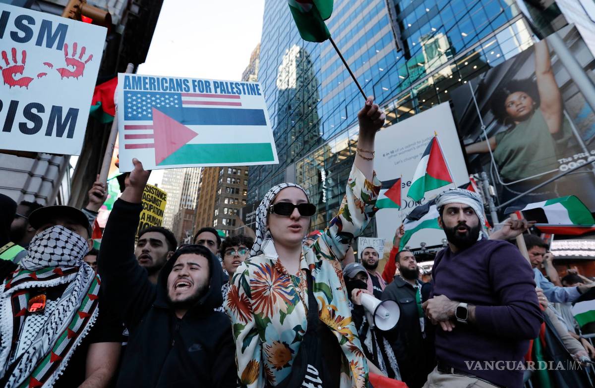 $!La gente asiste a una manifestación en apoyo de Palestina cerca de Times Square en Nueva York, Nueva York, EE.UU., el 13 de octubre de 2023.