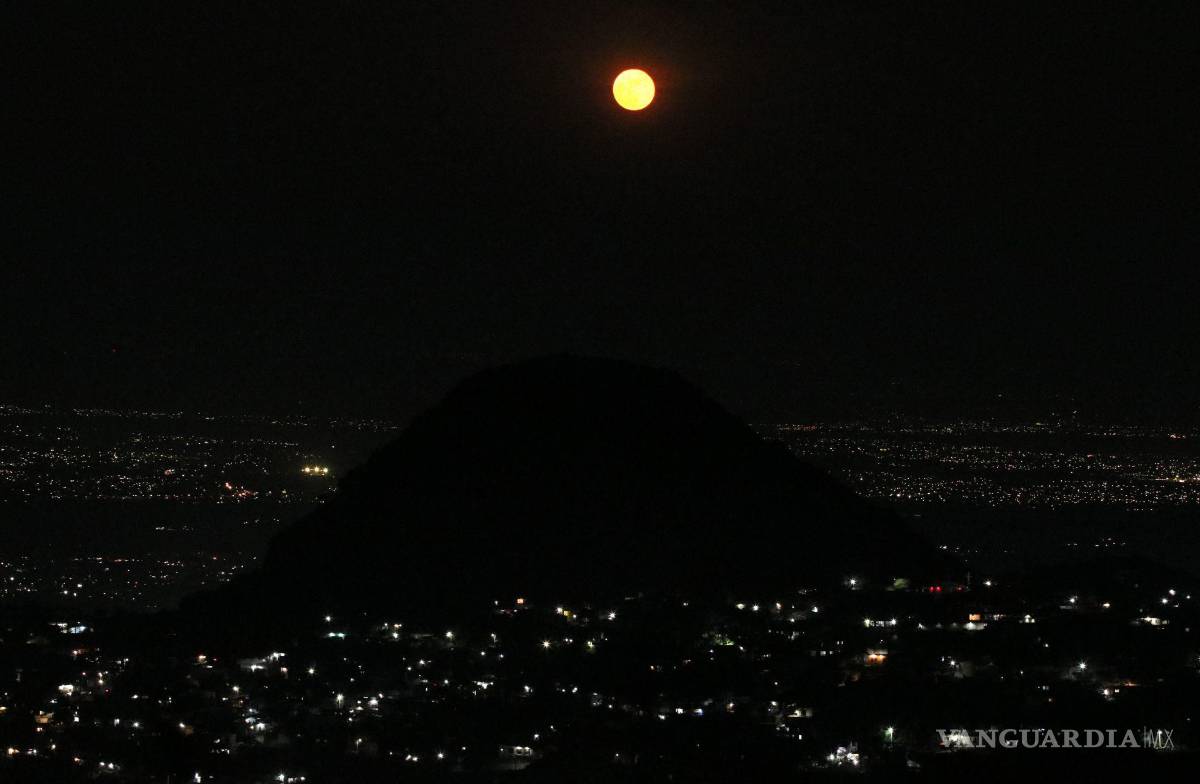 $!La NASA nos brinda una explicación convincente: cuando la luna se aproxima al horizonte, adquiere tonalidades rojizas.