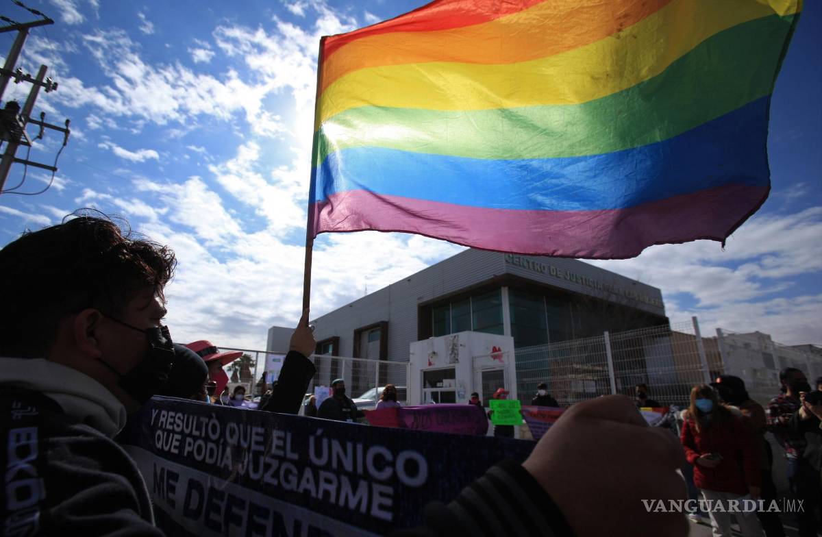$!Grupos Feministas y colectivos LGBT+ exigen justicia para los feminicidios de Nohemí y Yulizsa.