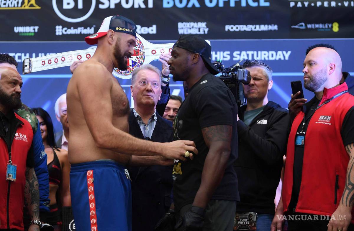$!Los boxeadores británicos Tyson Fury (i) y Dillian Whyte (d) durante el pesaje de la pelea Fury vs Whyte en Wembley Box Park en Londres, Gran Bretaña.