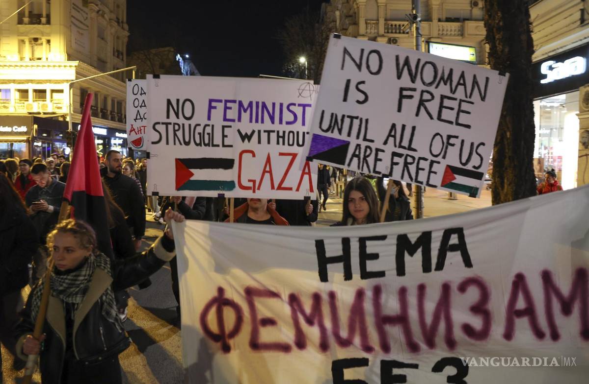 $!Participantes de la Marcha por los derechos de las mujeres portan pancartas que conmemoran en Skopje, República de Macedonia del Norte.