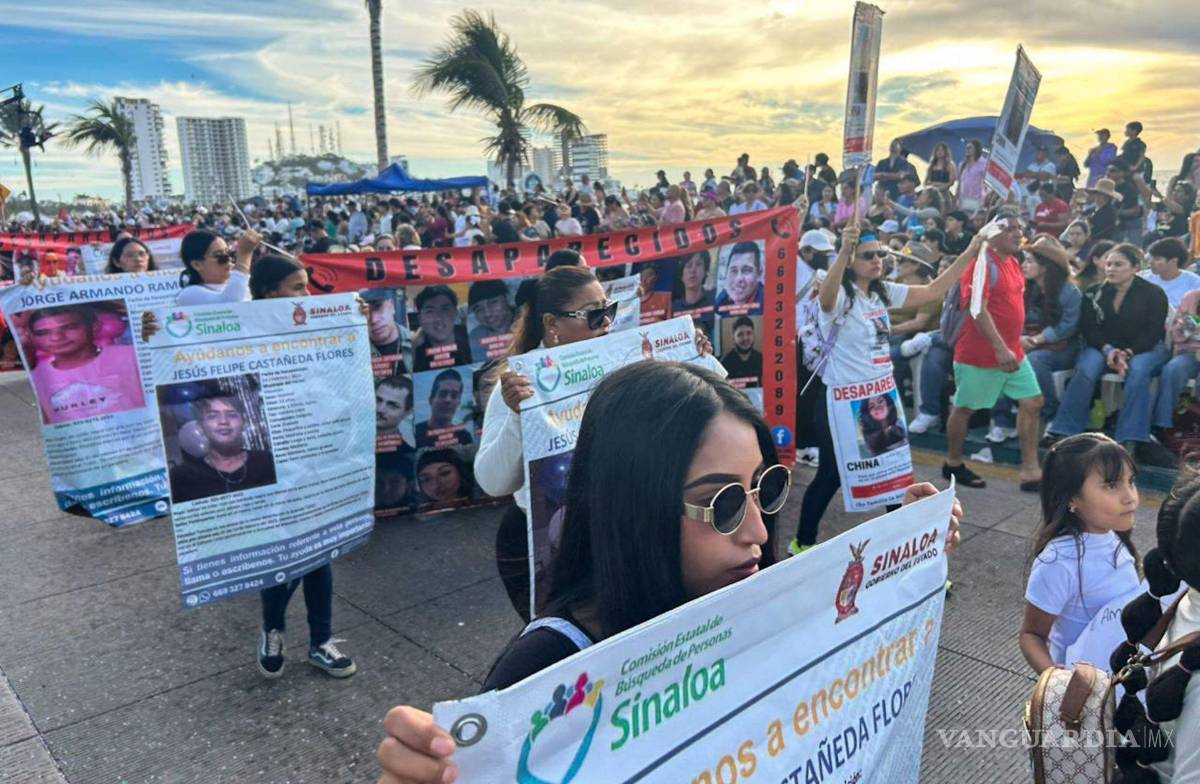 $!Familiares de personas desaparecidas se integraron a la avanzada comercial del desfile del Carnaval de Mazatlán para exigir atención a los casos de víctimas aún sin resolver.