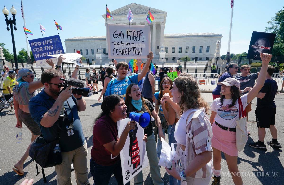 $!Manifestantes contra el aborto, centro izquierda, discuten con activistas por el derecho al aborto frente a la Corte Suprema en Washington.