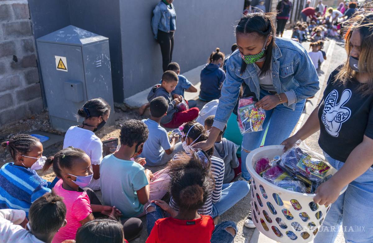 $!Con un fuerte componente emocional que favorece su viralización, estas imágenes que suelen mostrar la entrega de alimentos, ropa, dinero o la vida diaria de las personas filmadas, normalizan la explotación visual de poblaciones vulnerables. .