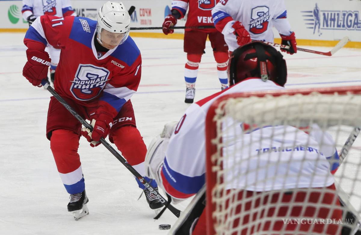 $!Putin hace el 'oso' y se da tremendo golpe al tropezarse durante un partido de hockey