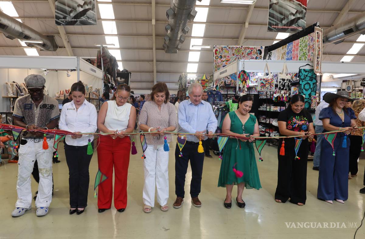 $!Autoridades estatales, municipales y organizadores cortan el listón inaugural de la exposición TlaquepArte en Canacintra Saltillo.