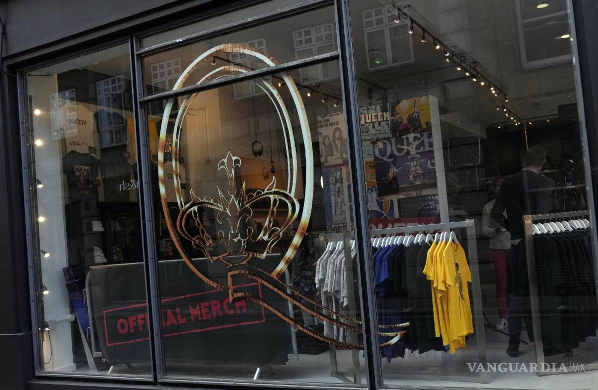 $!Una vista general de una nueva tienda dedicada a la venta de mercancía oficial de la icónica banda de rock británica Queen antes de su apertura en Londres. AP/Alastair Grant