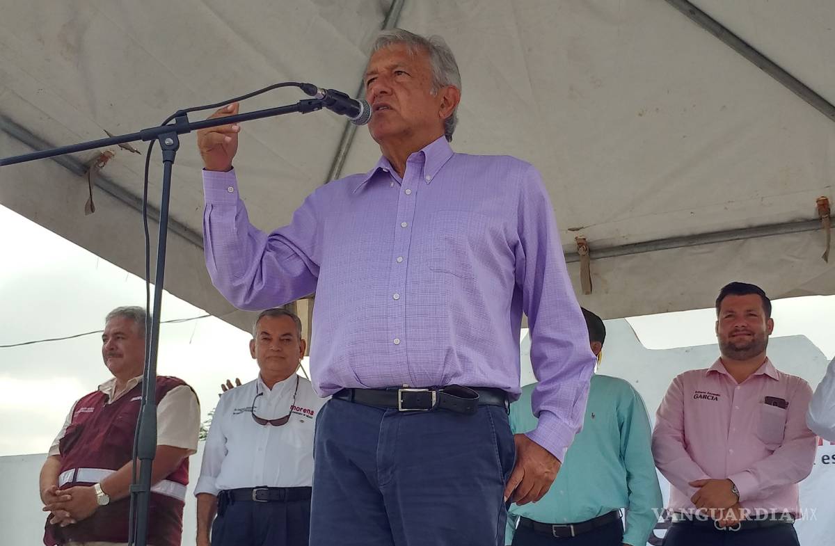 $!Libros, gorras y peluches de AMLO....desde los 50 pesos hasta los 500