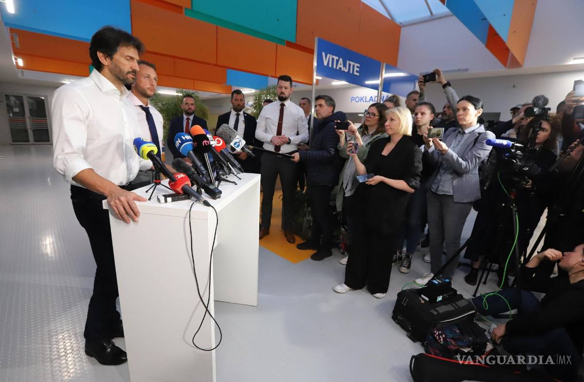 $!El Viceprimer Ministro y Ministro de Defensa de Eslovaquia, Robert Kalinak (L), da en una conferencia de prensa habla sobre Robert Fico, quien fue baleado y herido.