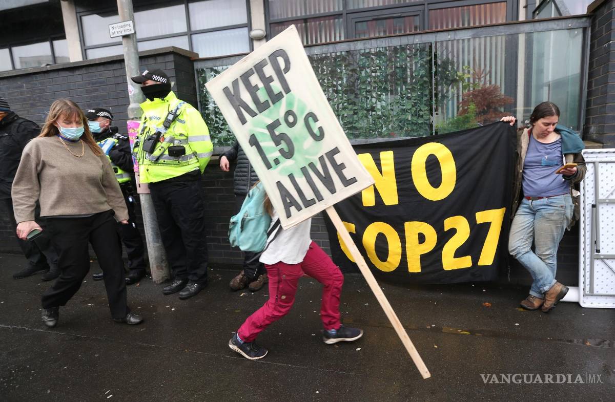 $!Activistas asisten a una manifestación durante la Cumbre del Clima de la ONU COP26 en Glasgow, Escocia. EFE/EPA/Robert Perry