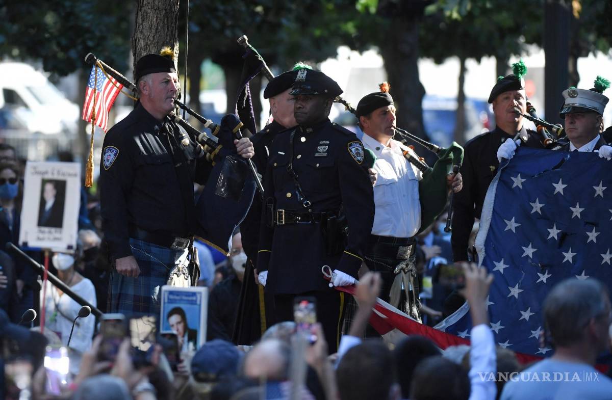 $!La policía y los bomberos de Nueva York se mantienen firmes en el Monumento Nacional del 11-S durante una ceremonia que conmemora el 20 aniversario de los ataques del 11-S en el World Trade Center, en Nueva York. EFE/EPA/Ed Jones