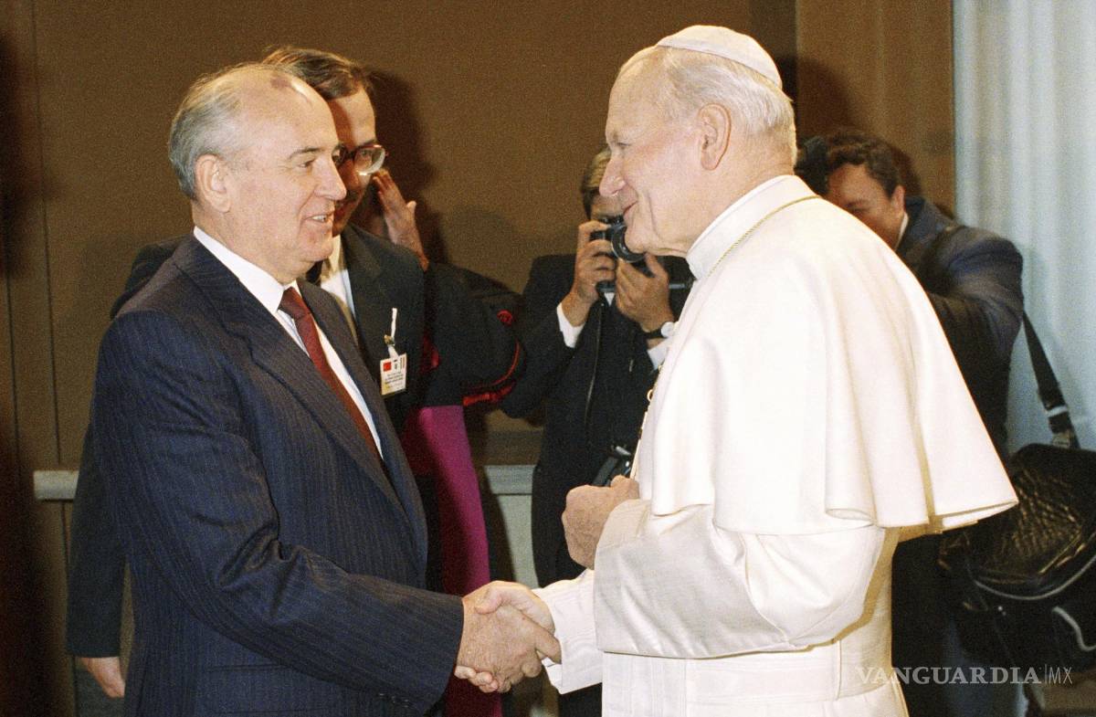 $!El Papa Juan Pablo II y soviético Mikhail Gorbachev en la primera reunión entre un jefe de estado del Kremlin y un Pontífice, en el Vaticano, 1 de diciembre de 1989.