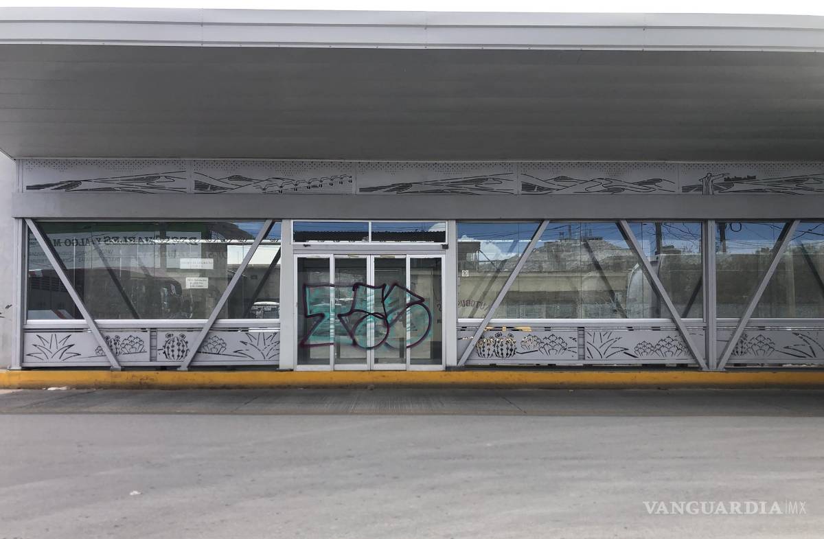 $!Esta sería una de las estaciones del metrobús Laguna, que hoy están abandonadas.