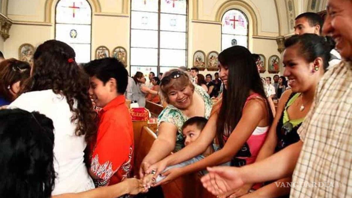 A misa sin cubreboca y saludando de mano