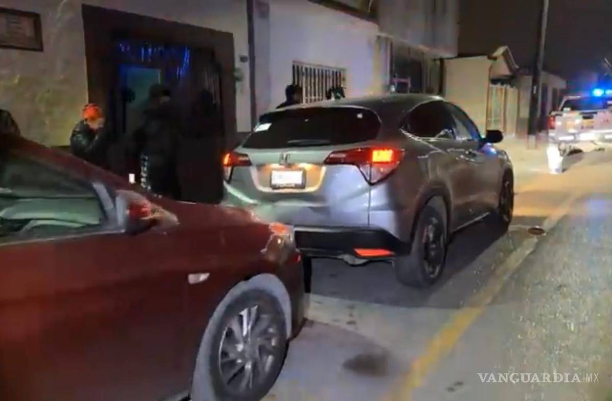 $!Los afectados llamaron a las autoridades para impedir que el responsable escapara, es por esto que agentes de Tránsito Municipal arribaron a la brevedad para tomar conocimiento del siniestro y asegurar al responsable.