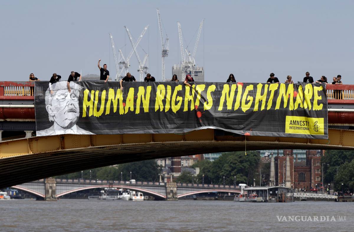$!Exhibe Amnistía Internacional en Londres la pancarta "Trump, pesadilla de los derechos humanos”