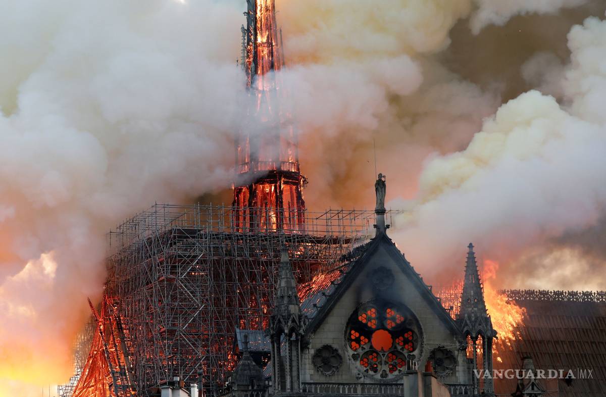 $!Arde Notre Dame símbolo de la cristiandad; Incendio daña dos tercios de la cubierta