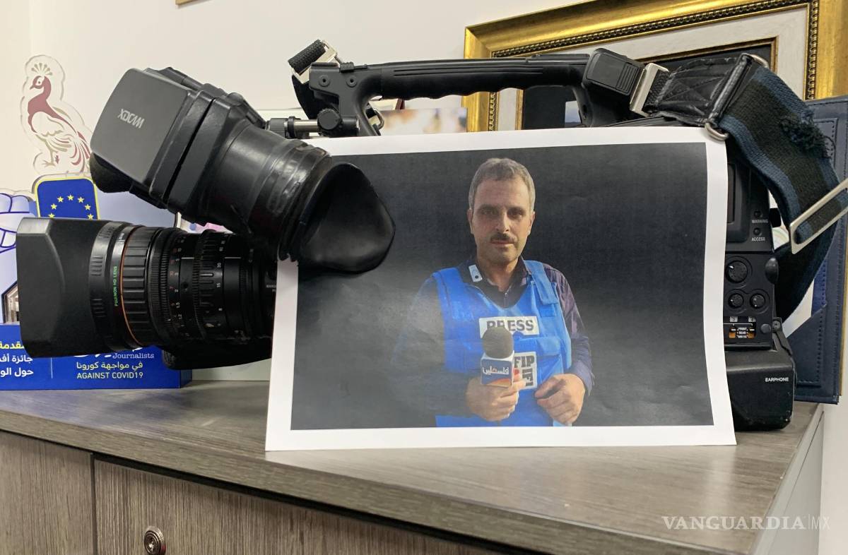 $!El último fue Mohamed Abu Hatab (en la fotografía central), conocido periodista tras 20 años, cuya casa fue atacada deliberadamente por las fuerzas israelíes.