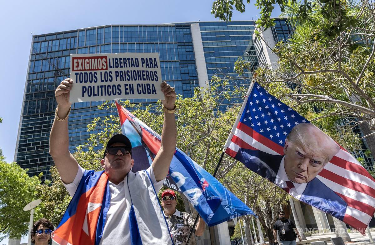 $!Personas frente al Edificio de Justicia Federal James Lawrence King donde se lleva a cabo el juicio al ex diplomático estadounidense Víctor Manuel Rocha.