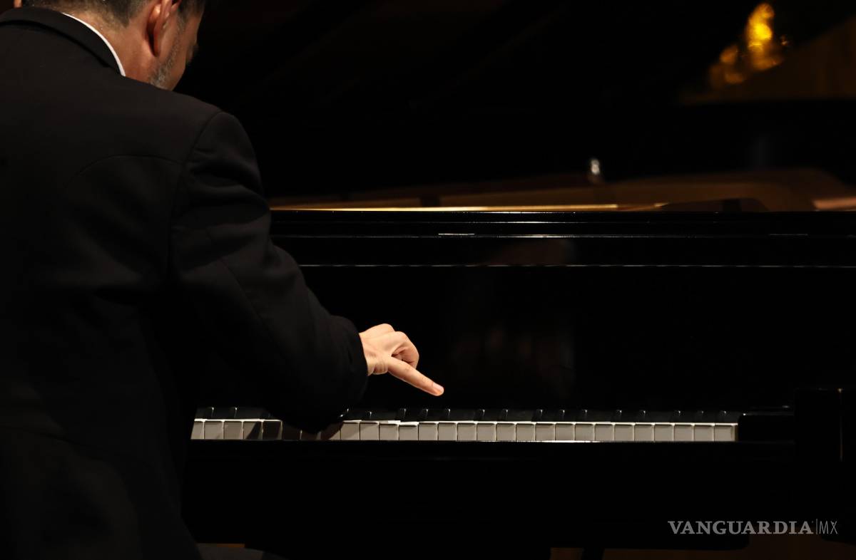 $!El público despidió al pianista con aplausos.