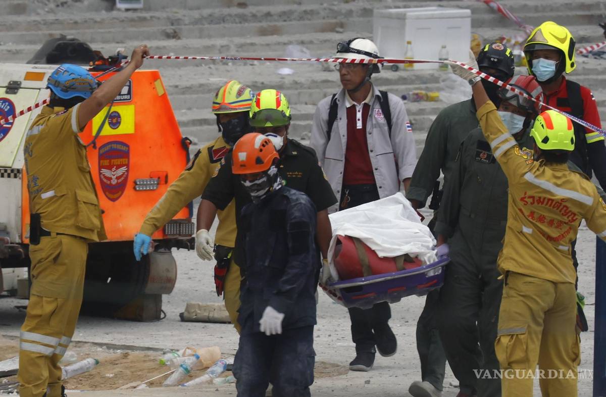 $!Los equipos de rescate llevan el cuerpo de una víctima recuperado en el lugar de un edificio que se derrumbó tras un terremoto en Bangkok, Tailandia.