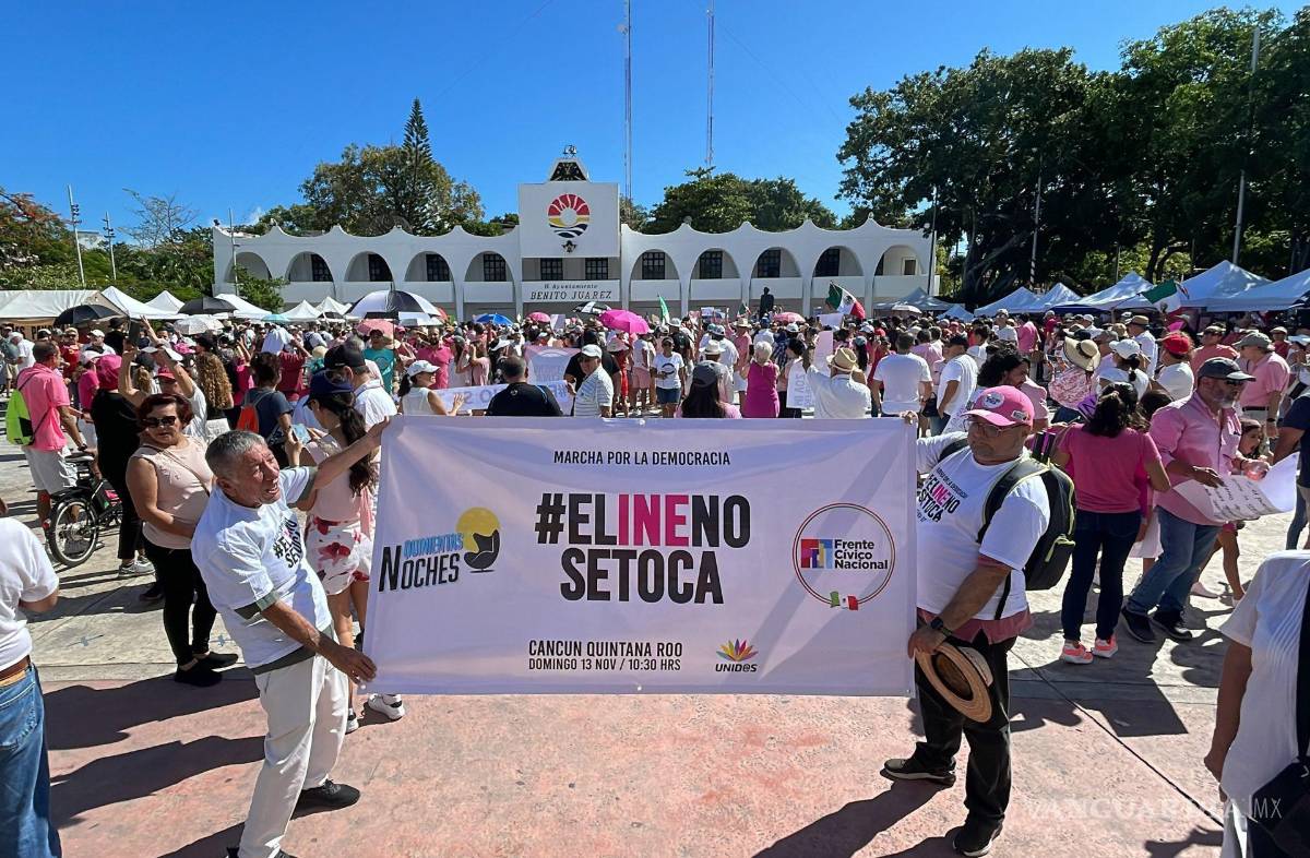 $!El llamado a marchar en defensa del INE tuvo una gran respuesta en Cancún, cientos de personas salieron de El Ceviche con rumbo a la plaza de la Reforma.