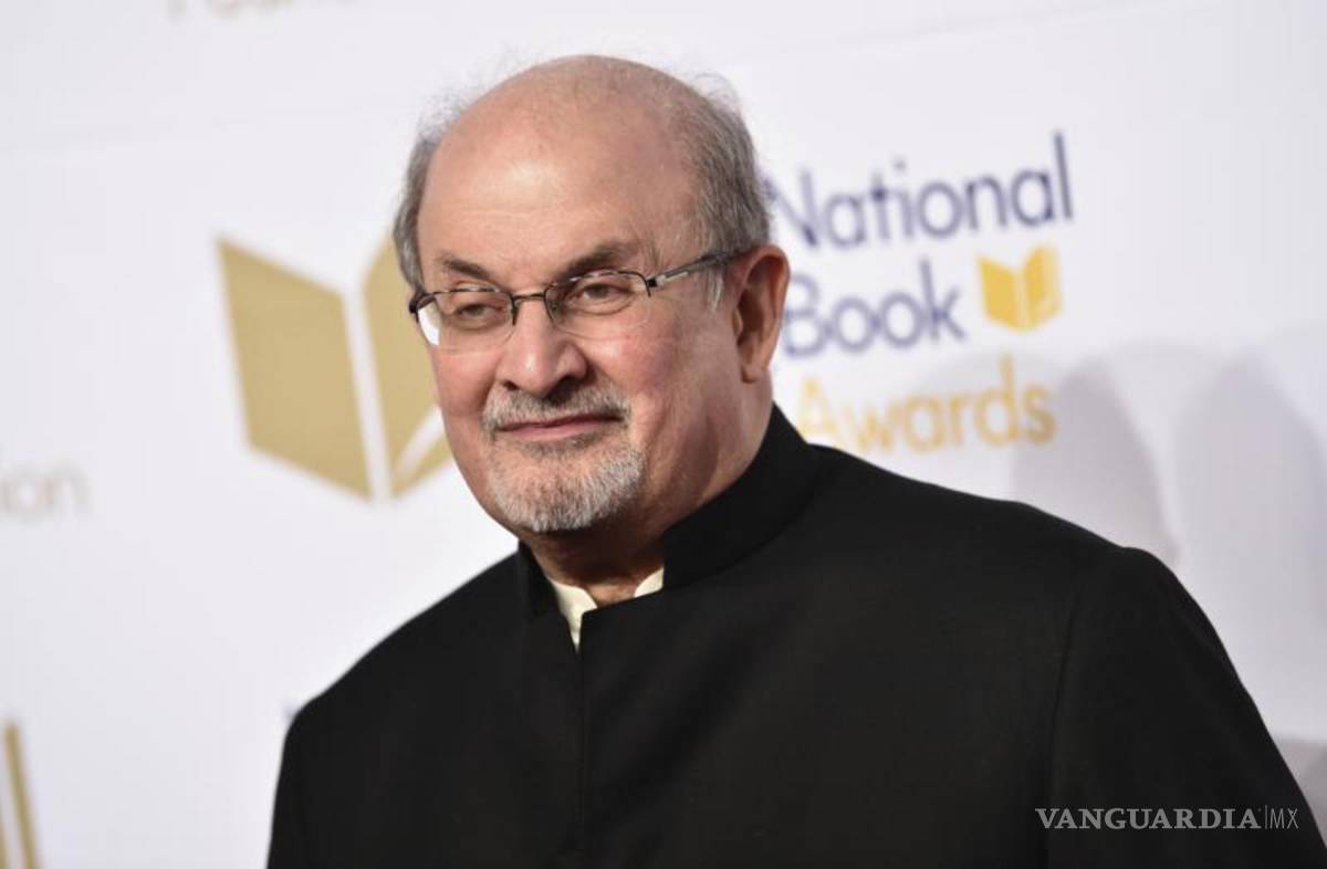 $!Salman Rushdie asiste a la 68° Ceremonia Nacional de Premios del Libro y Cena Benéfica el 15 de noviembre de 2017 en Nueva York.