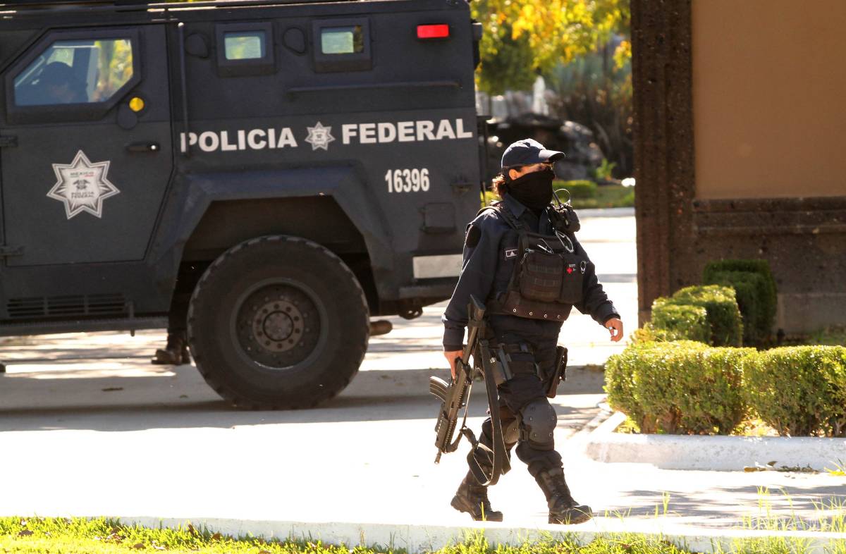 $!Catean federales residencia del dueño de la televisora RCG en Saltillo