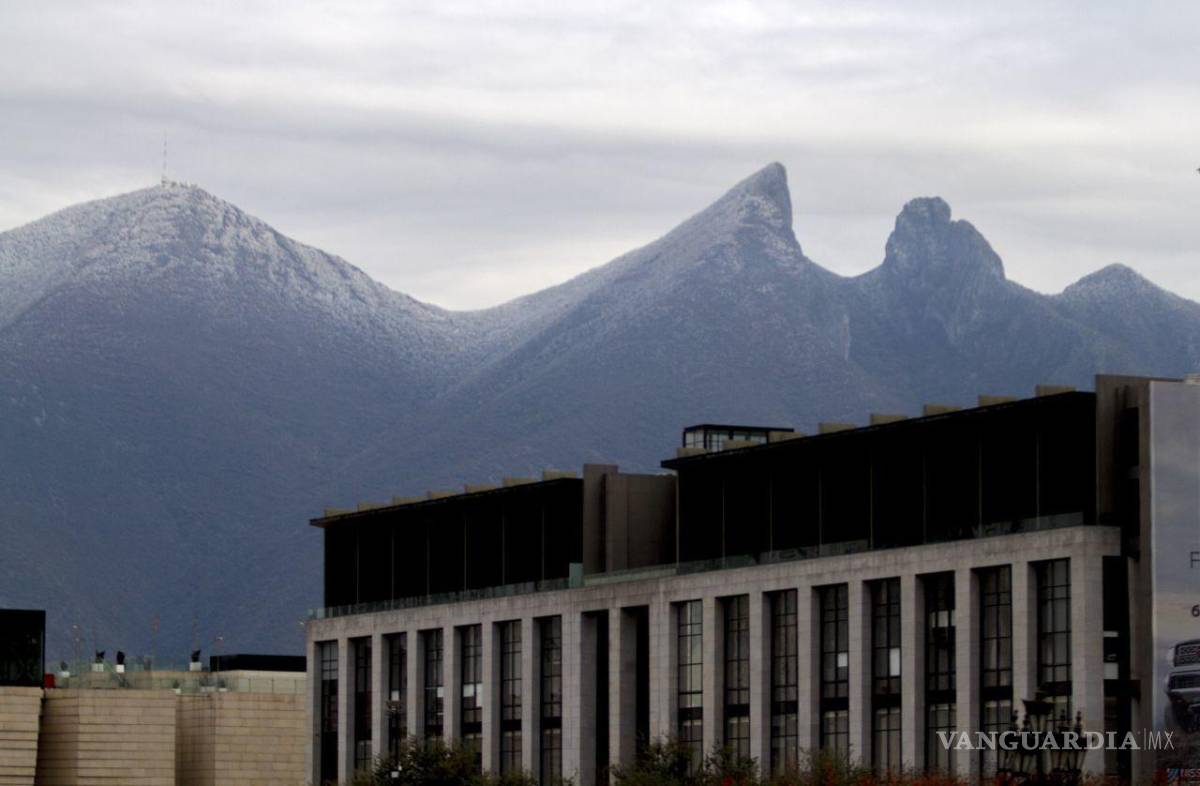 $!Vista del Cerro de la Silla desde el centro de Monterrey, cubierto de hielo en la parte alta, debido a las bajas temperaturas que se han registrado en el estado de Nuevo León.