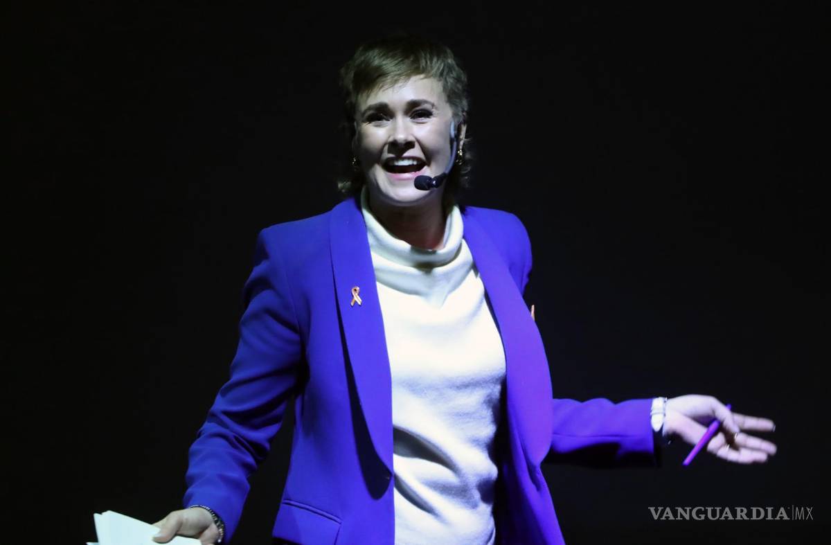 $!La embajadora de buena voluntad de ONU Mujeres y sobreviviente de violencia digital, Marion Reimers, habla durante una conferencia de prensa.