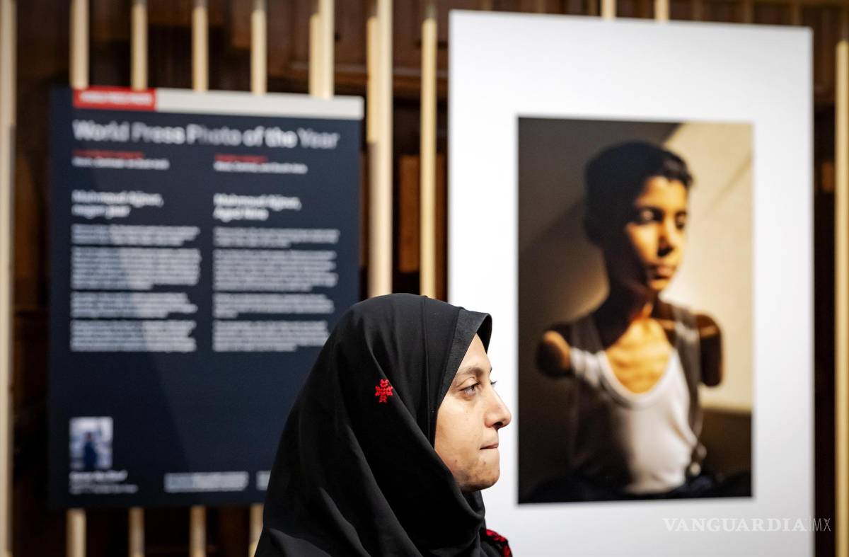 $!La fotógrafa palestina Samar Abu Elouf posa ante su fotografía ganadora del premio World Press Photo of the Year.