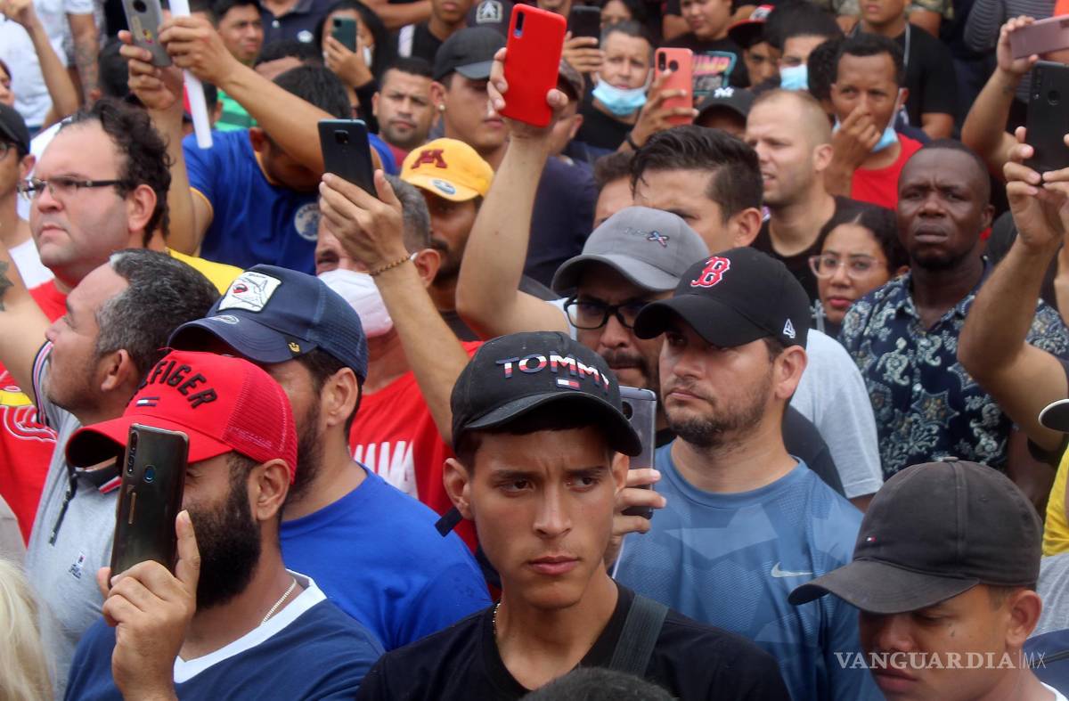 $!Los extranjeros únicamente pidieron que las autoridades federales les otorguen sus visas humanitarias para que pueden transitar y salir de Tapachula.